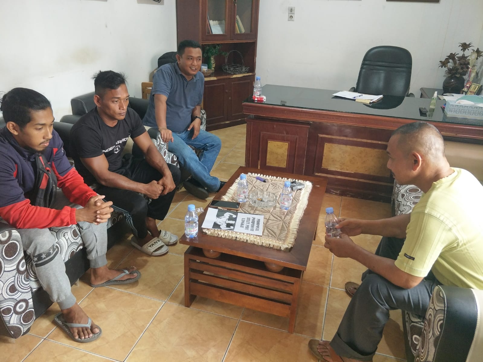 Camat Babalan Fajar Aprianta Sitepu foto bersama atlet usai audiensi , Jumat (30/9/2022). beritasore/Boy A