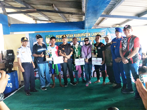 Para juara dayung sampan foto bersama di Markas Satpol Airud Res Langkat,  Pajak Ikan Lama P. Brandan,  Sabtu(1/10/2022) sore. beritasore/Boy Aprizal