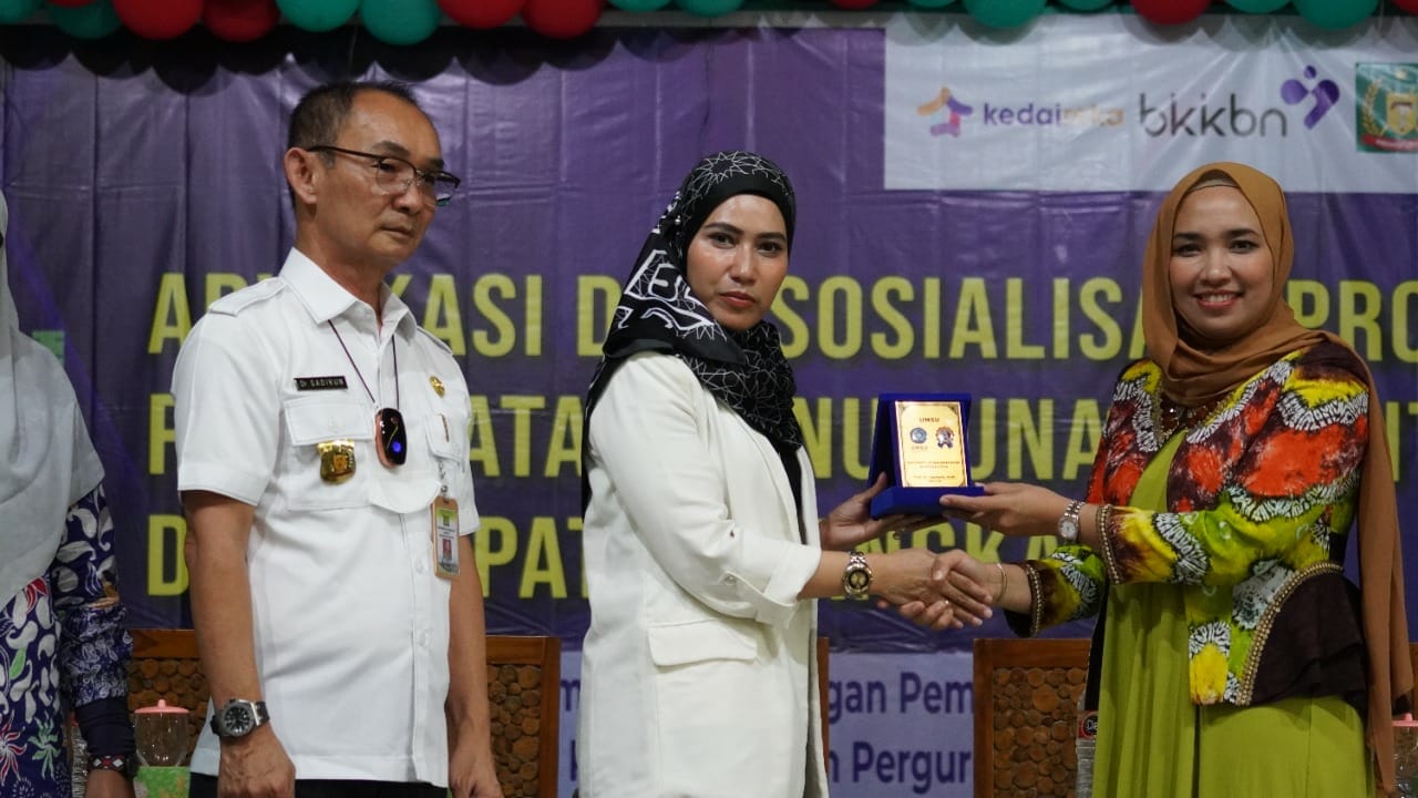 Kepala Bappeda Rina Wahyuni Marpaung SSTP MAP, menyerahkan cinderamata usai Sosialisasi Pencegahan Stunting digelar UMSU di Aula Resto Sobat Bagus Cabe Ijo, Stabat, Rabu (5/10/2022). beritasore/ist