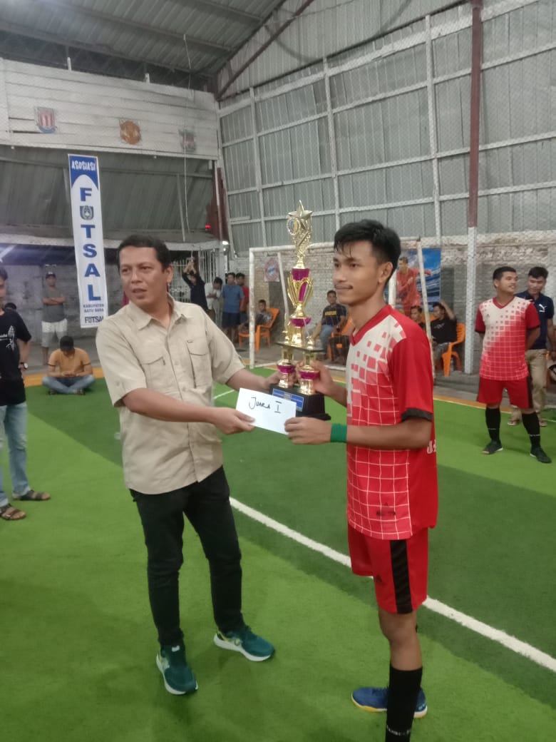 Sahrizal Fahmi memberi hadiah juara I Jati Putra A FC Turnamen Futsal Laskar Kartini I di lapangan Futsal Caffe Nurjanah Jln.Besar Kecamatan Tanjung Tiram Kabupaten Batu Bara, Kamis (20/10/2022).beritasore/alirsyah