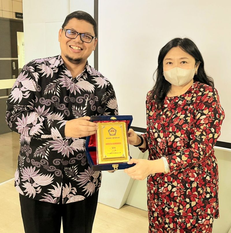 Rektor Undhar Assoc Prof. Zamakhsyari bin Hasballah Thaib, Ph.D (kiri) saat menerima cenderamata Dr. Joyce Teo Sore Yean, Assistant Vice Chancellor and Vice President (Global Affairs) Universiti Brunei Darussalam, Senin (3/10/2022).