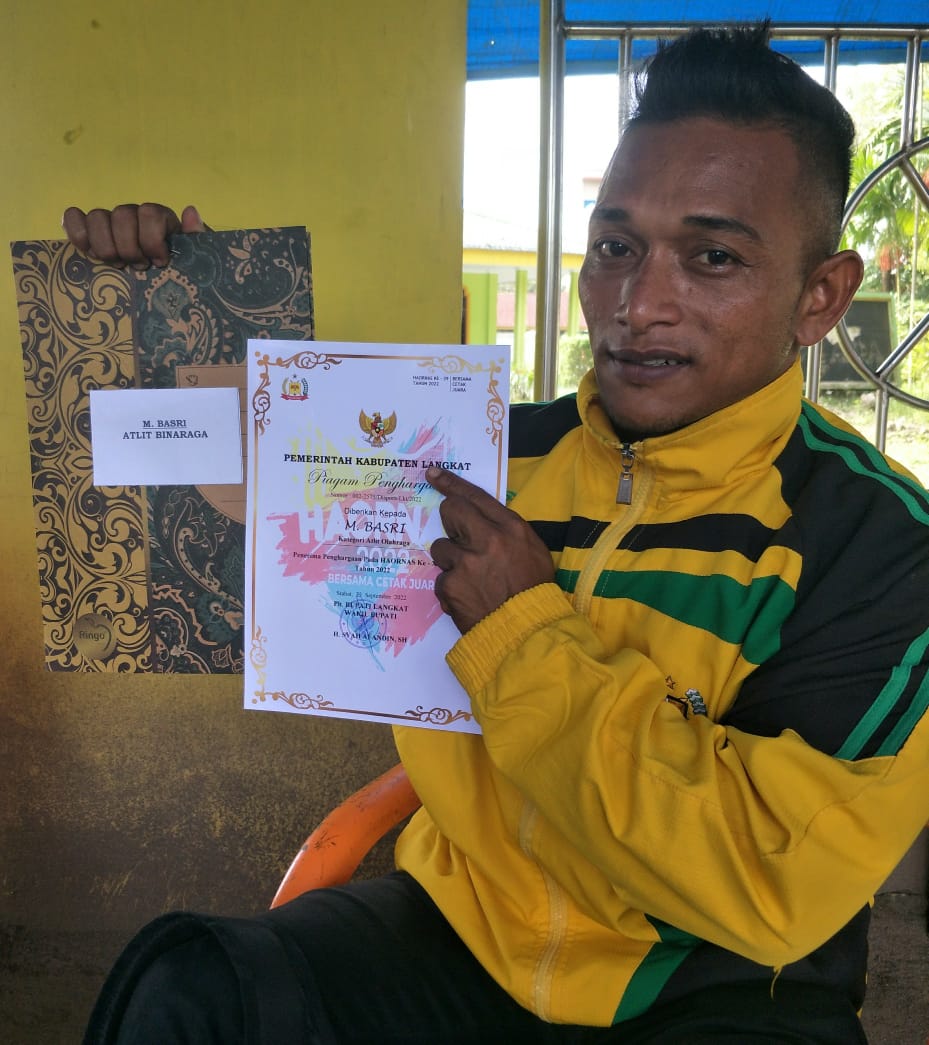 M Basri atlet binaraga Langkat menunjukkan piagam penghargaan atlet berprestasi  Senin(17/10/2022). beritasore /Boy Aprizal