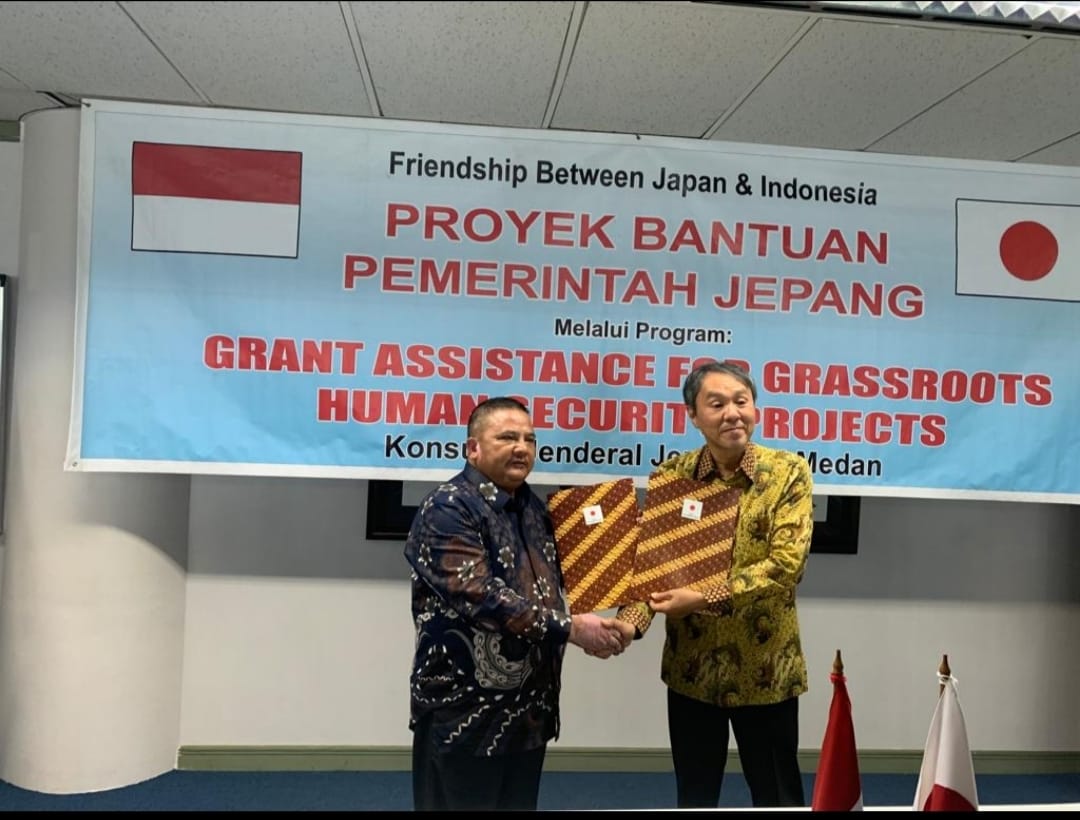 Ketua Yayasan Afore Susua dan Konjen Jepang di Medan Takonai Susumu dan Sokhifaudu Giawa, Ketua Yayasan Afore Susua Sokhifaudu Giawa di Kantor Konjen Jepang Medan Kamis (20/10/2022). beritasore/ist