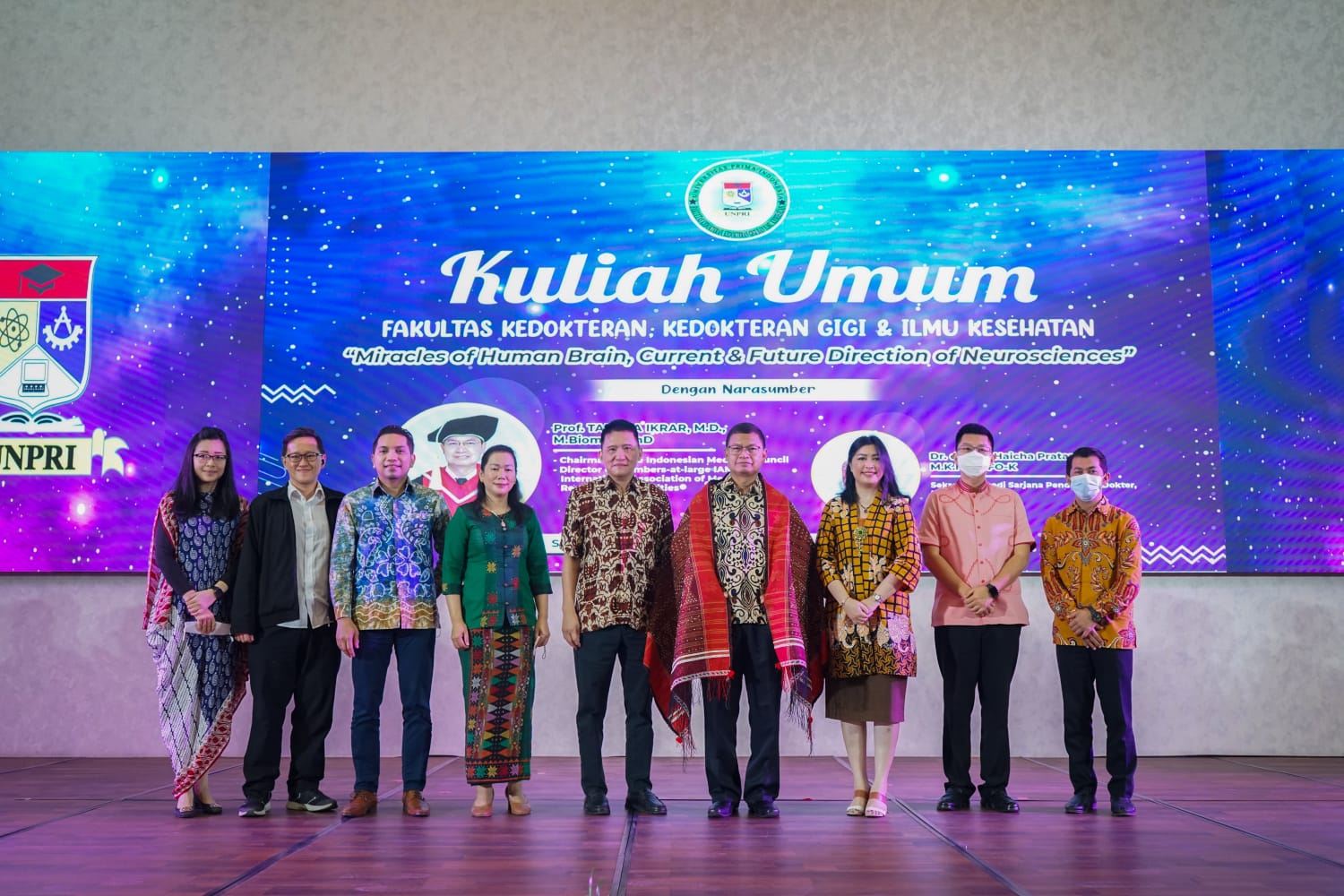 Ketua KKI Prof dr Taruna Ikrar foto bersama jajaran pimpinan dan pengurus yayasan Unpri usai diulosi ketika menjadi narasumber pada Kuliah Umum digelar di kampus Jalan Sampul Medan. Berita Sore/ist