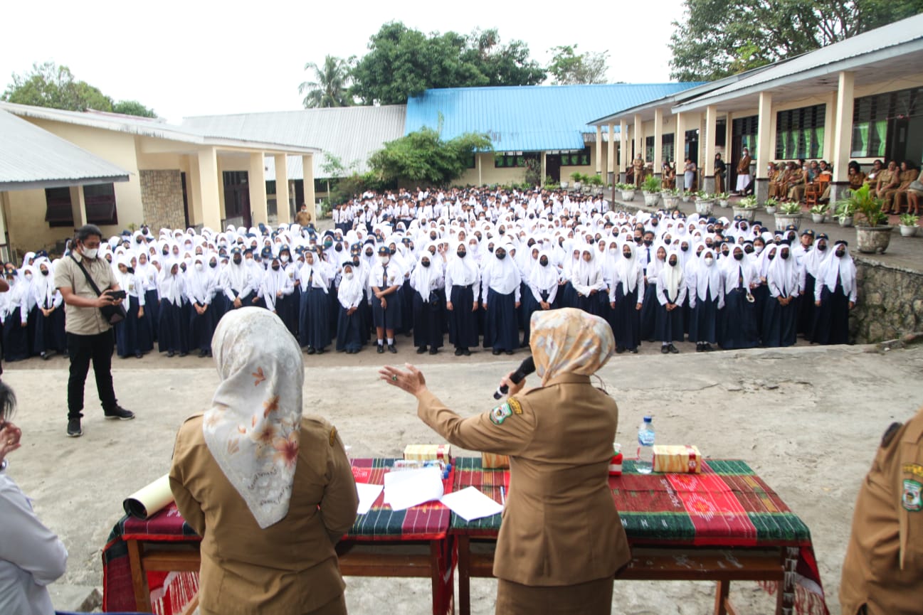 Wali Kota Pematang Siantar dr Susanti Dewayani SpA menghadiri kegiatan sosialisasi Pencegahan Pemberantasan Penyalahgunaan dan Peredaran Gelap Narkotika (P4GN) di SMP Negeri 4, Jalan Kartini Kelurahan Teladan Kecamatan Siantar Barat, Senin (24/10/2022).beritasore/Ist