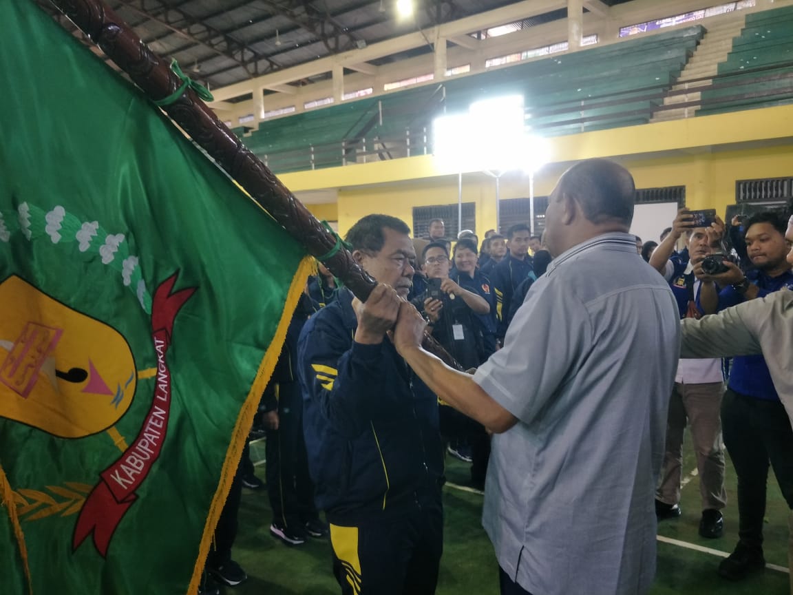 Plt H Syah Afandin SH mengukuhkan dan melepas Kontingen Porprovsu Kabupaten Langkat, di Gedung Serbaguna (GOR) Stabat, Stabat, Jum'at (28/10/2022). beritasore/Boy Aprizal