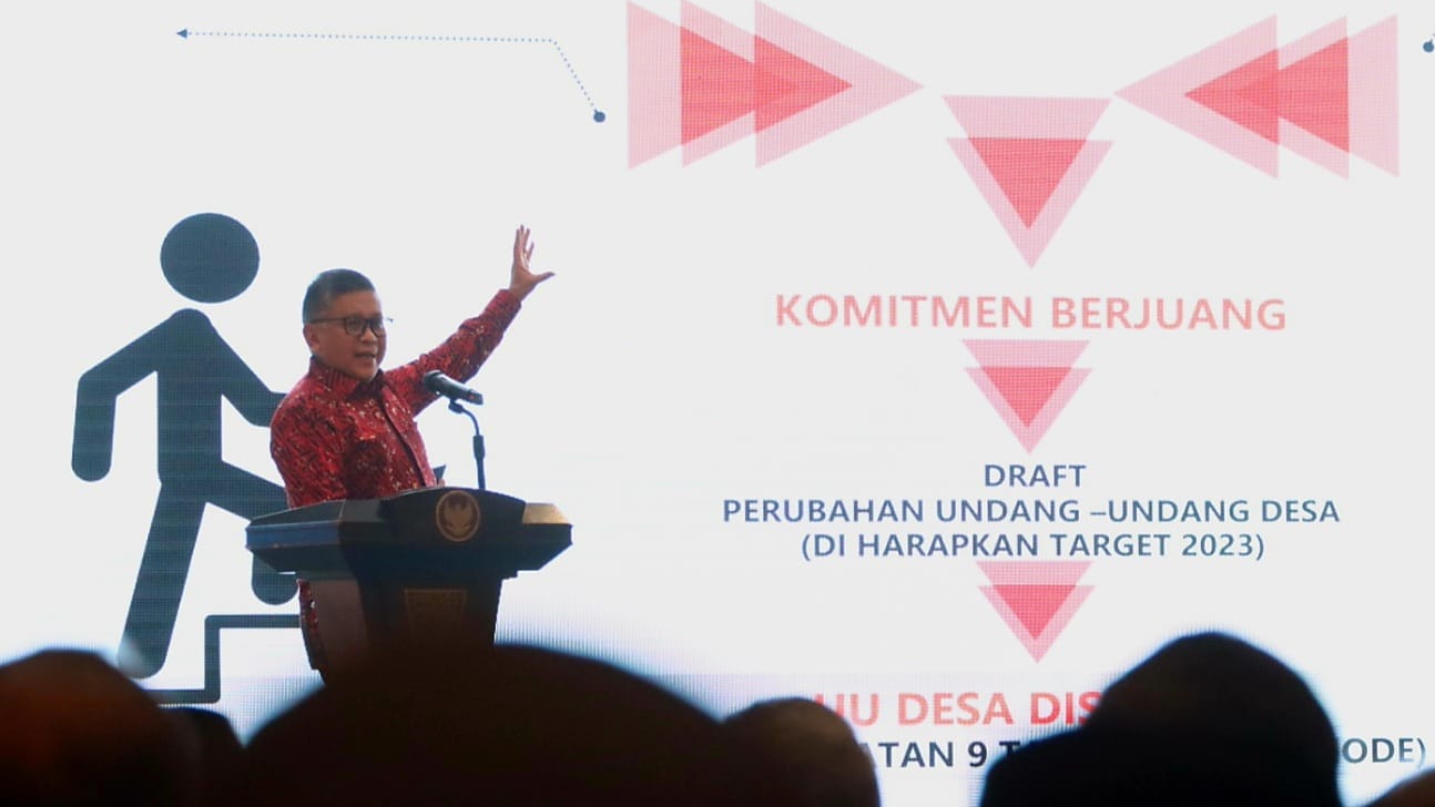 Hasto Kristiyanto dalam pidatonya ketika menghadiri undangan dari Silaturahmi Nasional Asosiasi Kepala Desa - Perkumpulan Aparatur Pemerintah Desa Seluruh Indonesia (AKD-PAPDESI) di Kurnia Convention Hall, Kabupaten Ngawi, Jawa Timur, Minggu (6/11/2022). Beritasore/ist