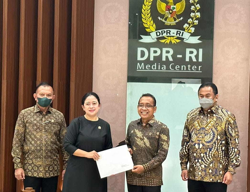 Ketua DPR RI Puan Maharani menerima Surat Presiden diwakili Mensesneg Pratikno terkait pergantian Panglima TNI dari Jenderal TNI Andika Perkasa kepada KSAL Laksamana Yudo Margono. beritasore/ist