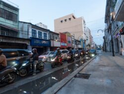 Jalanan Macet : Dampak dari revitalisasi ini mengakibatkan kemacetan yang panjang seperti terlihat pada Jum’at ( 10/2/2023 ). Jalur Pedestrian dibesarkan mengakibatkan jalanan menjadi lebih sempit. Foto : Berita Sore / Muhammad Zulfan