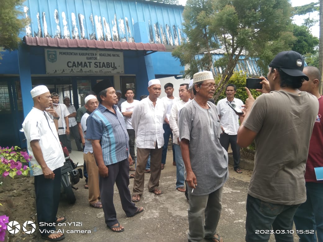 Teks foto: Warga mendatangi kantor camat Siabu menolak keputusan bupati mengkat penjabat (Pj) kepala desa (Kades) Aekmual.
