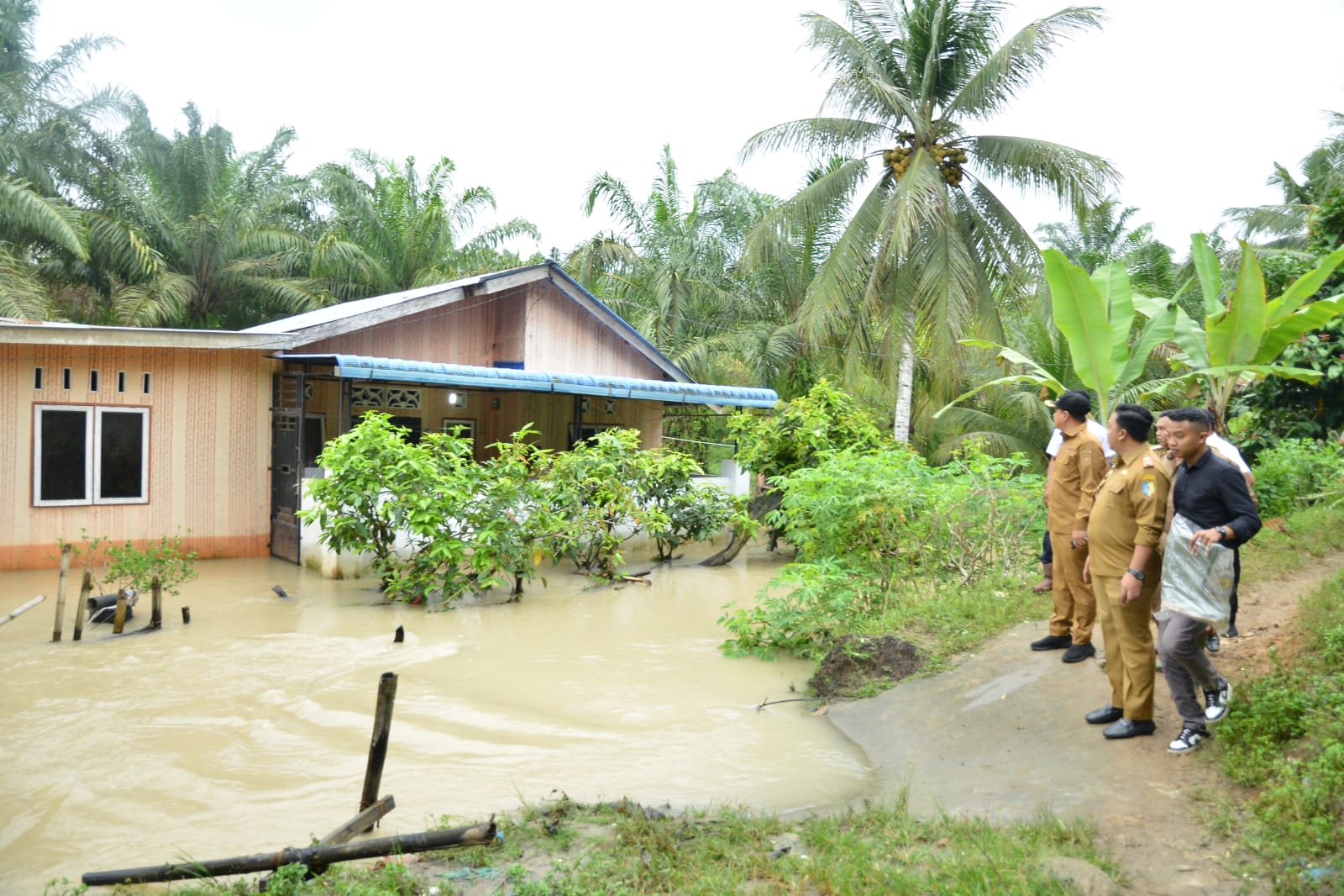 Teks fhoto Bupati Batu Bara Ir.H.Zahir M.AP sambangi 5 rumah warga teredam banjir di Lingkungan VII Kelurahan Lima Puluh Kota, Kecamatan Lima Puluh Selasa (14/03/2023).beritasore/alirsyah
