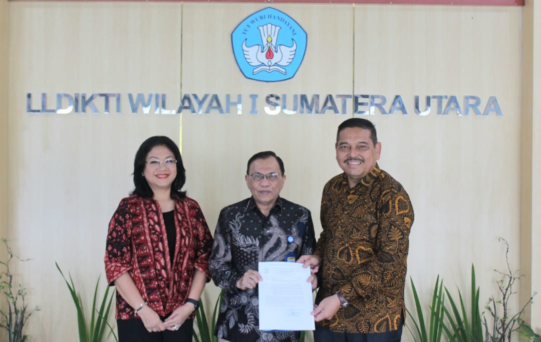 Teks foto: Ketua Yayasan Sari Mutiara Medan Dr Parlindungan Purba dan Rektor USM Indonesia Dr Ivan Elisabeth Purba MKes foto bersama dengan Kepala LLDikti Wilayah I Prof Drs Saiful Anwar Matondang usai menerima salinan SK izin pembukaan Prodi Magister Manajemen di Kantor LLDikti Wilayah I Jalan Sempurna, Tanjung Sari Medan, Selasa (9/5/2023).