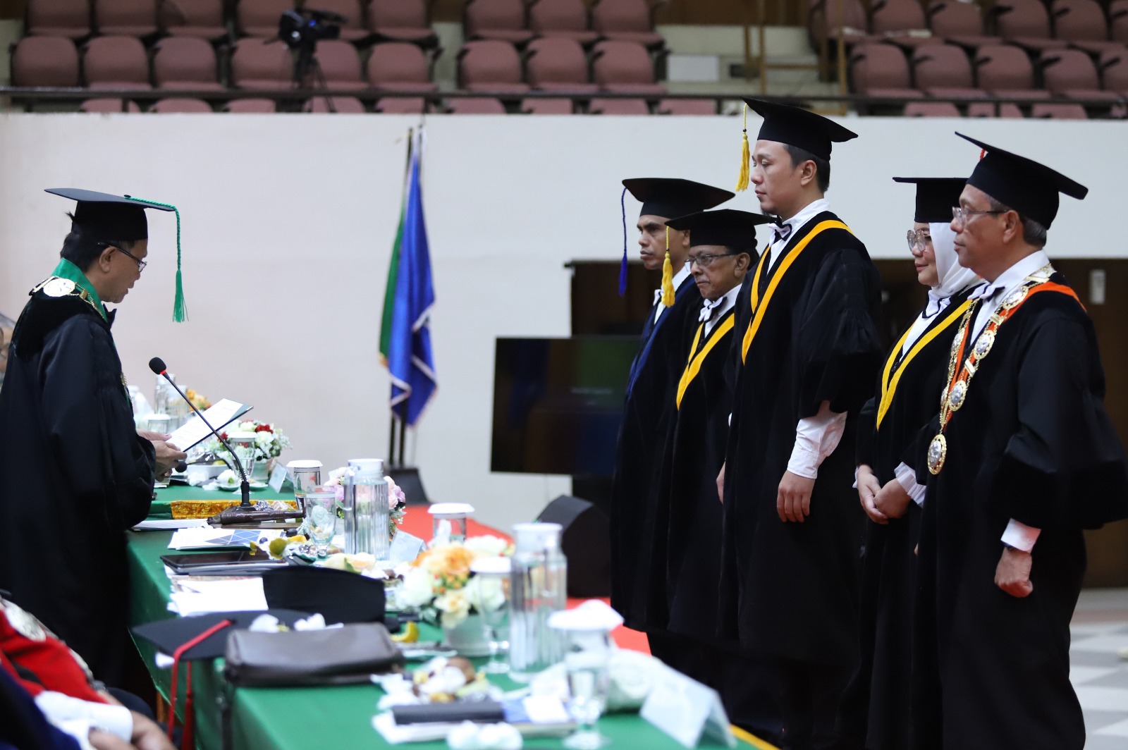 Teks Foto: Ketua Senat Akademik USK, Prof. Dr. Ir. Abubakar, M.S, Mengukuhkan Lima Profesor baru USK yang berlangsung di gedung AAC Dayan Dawood, Banda Aceh, (31/5/2023).