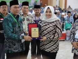 Teks fotoKakanwil Kemenag H. Ahmad Qosbi memberi apresiasi kepada Wakil Bupati Madina Atika Azmi Utammi Nasution, karena dedikasinya mendampingi dan memfasilitasi jemaah haji asal Madina.