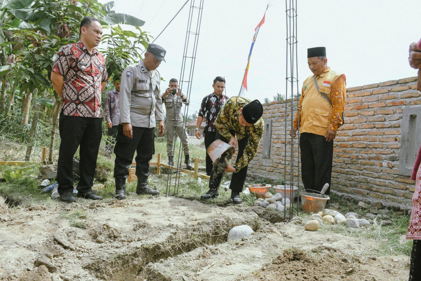 Teks foto:Wakil Bupati Serdang Bedagai H Adlin Yusri Tambunan, meletakan batu pertama pembangunan Mushollah di SDN 107105 Kuta Baru Tebing Tinggi, Sergai Kamis,27-07-2023.(Beritasore-Azwen)