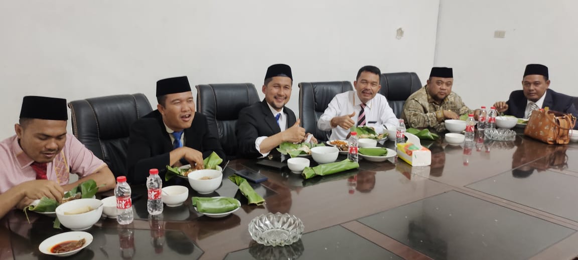 Ket Potho : PJ Bupati Agara Syakir tampak akrab dengan wakil ketua DPRK Jamudin Selian.Cs dalam acara jamuan makan siang bersama usai mengikuti pembukaan Sidang Paripurna masa sidang III tahun/2023 tentang LPP APBK/2022.Kamis (27/7)