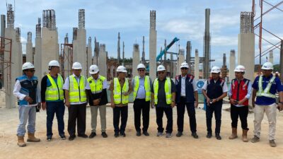 Ketua TP2D Prof Todung Mulya Lubis didampingi tokoh masyarakat Irwan Daulay meninjau progres pembangunan Bandara AH Nasution