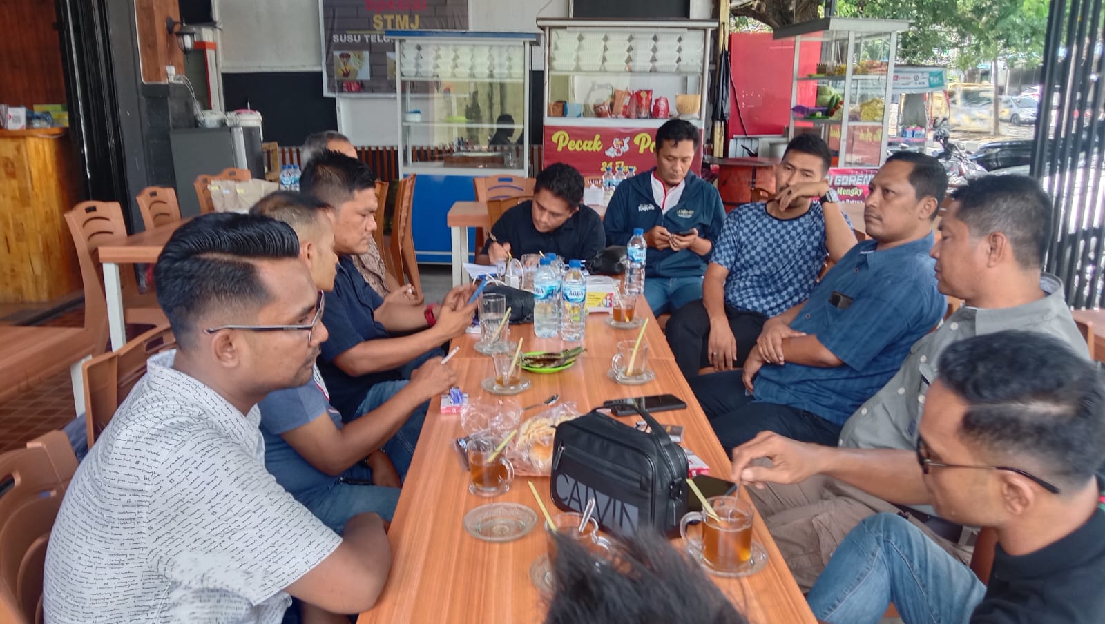 Keterangan Foto: Pengurus SPS Aceh menggelar rapat persiapan mengikuti kegiatan Rakernas SPS yang akan diselenggarakan di Bali, pada 10-11 Agustus 2023 mendatang, Sabtu 29 Juli 2023. (Foto: Dokumen SPS Aceh)