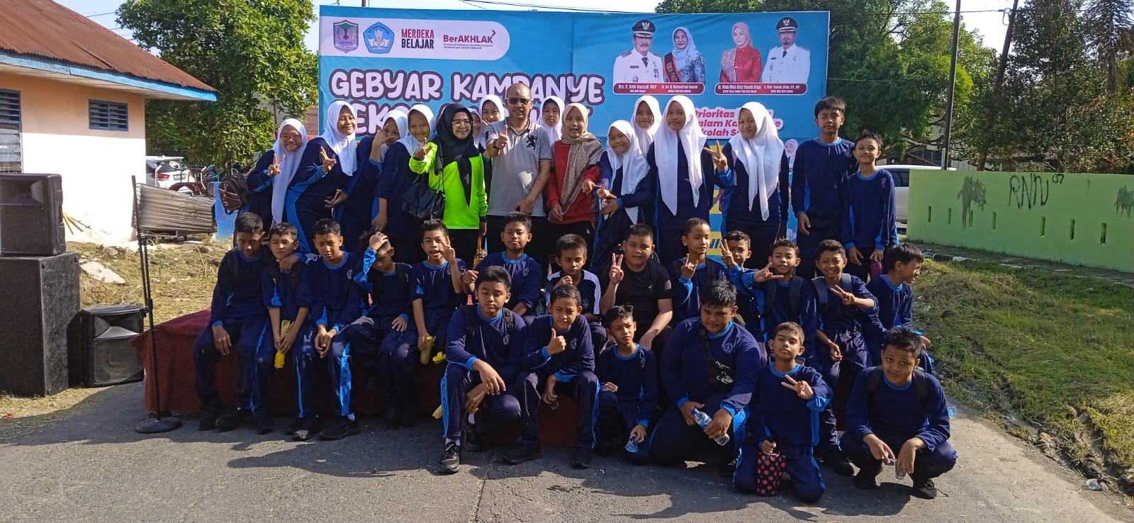 Teks foto: Kepala Dinas Pendidikan Edi Mulia foto bersama dengan para pelajar usai melaksanakan senam masal dalam rangka Gebyar Kampanye Sekolah Sehat. (ist)