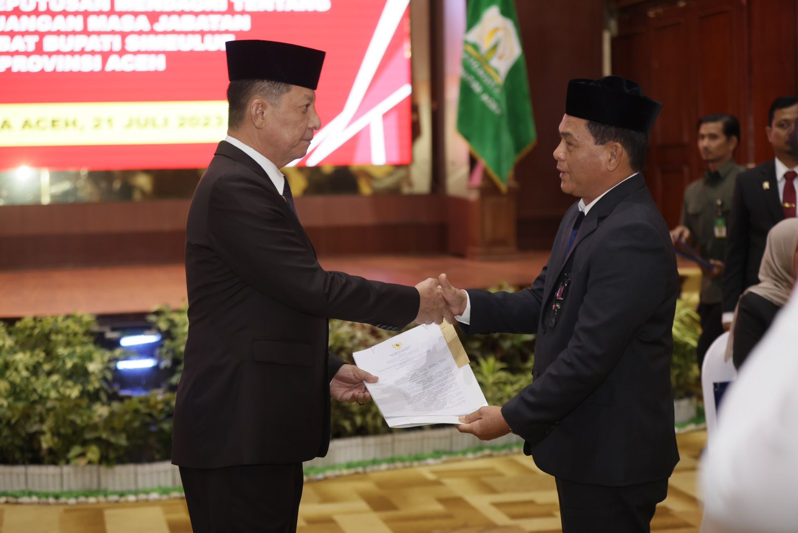 Pj. Gubernur Aceh, Achmad Marzuki menyerahkan SK Perpanjangan kepada Pj. Bupati Simeulue Ahmadliyah. Jumat (21/7) sore. Foto:Rahmad.