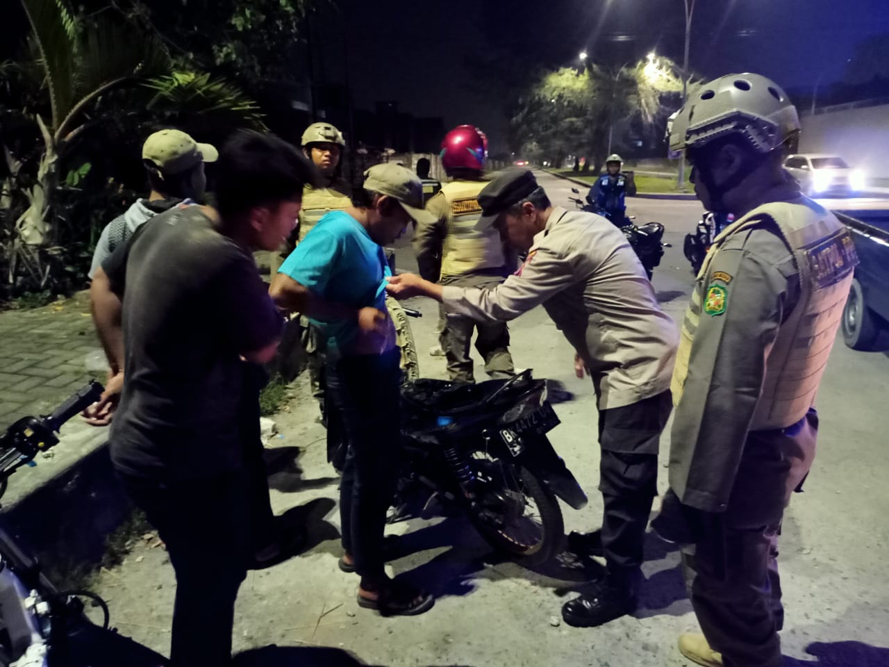 Berita Sore/Ist Personel Tim Gabungan memeriksa seorang pengendara sepedamotor saat melakukan patroli antisipasi kejahatan di wilayah hukum Polsek Percut Seituan, Minggu (23/7).
