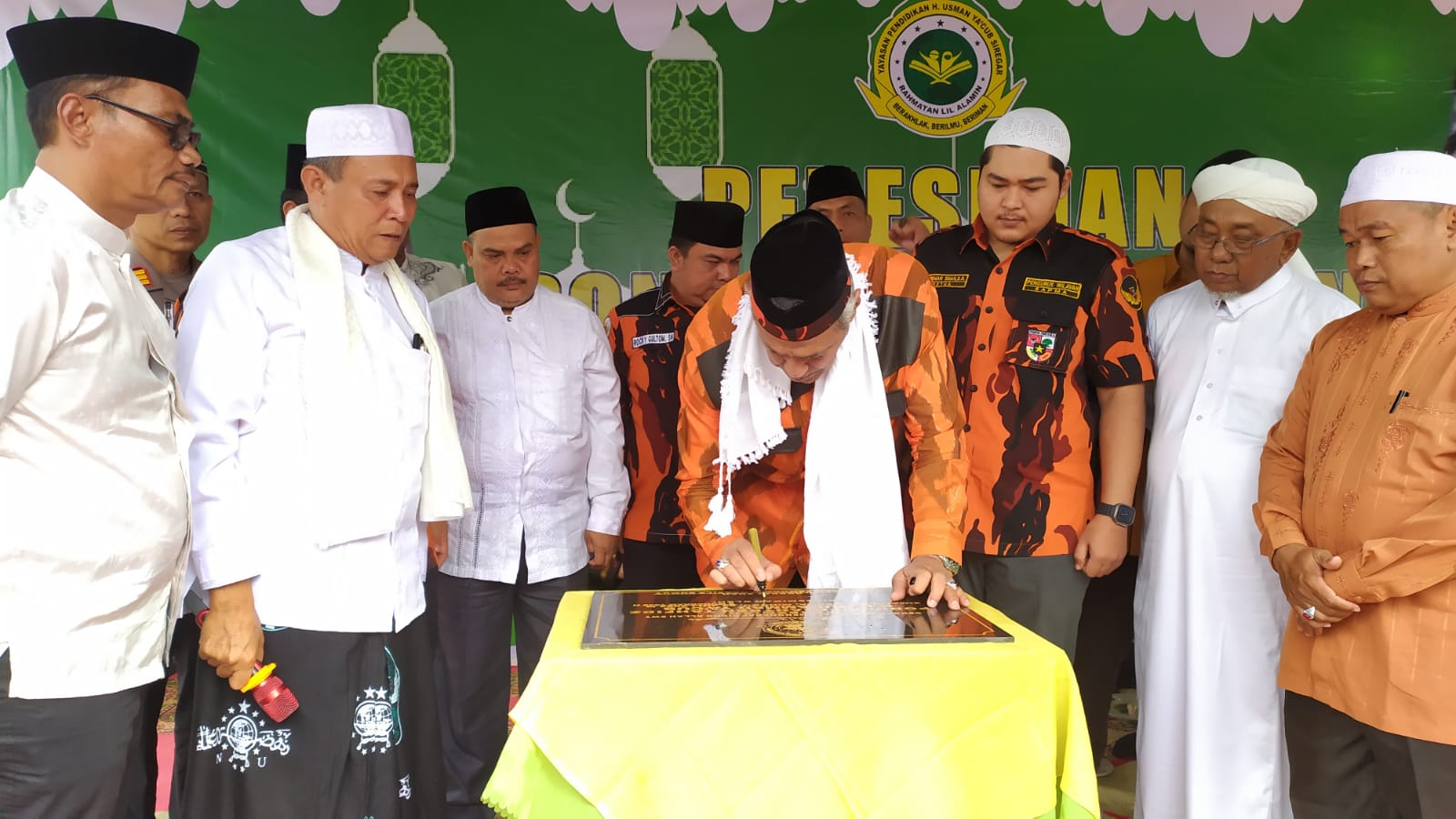 Ketua MPW PP Sumut  H.Kodrat Shah tandatangani prasasti peresmian Ponpes Tahfiz K.H.Muhammad Ya'cub disaksikan Ketua Yayasan OK Hazmi Usman Siregar (2 kiri), Minggu(23/7). Foto: Mohot Lubis.