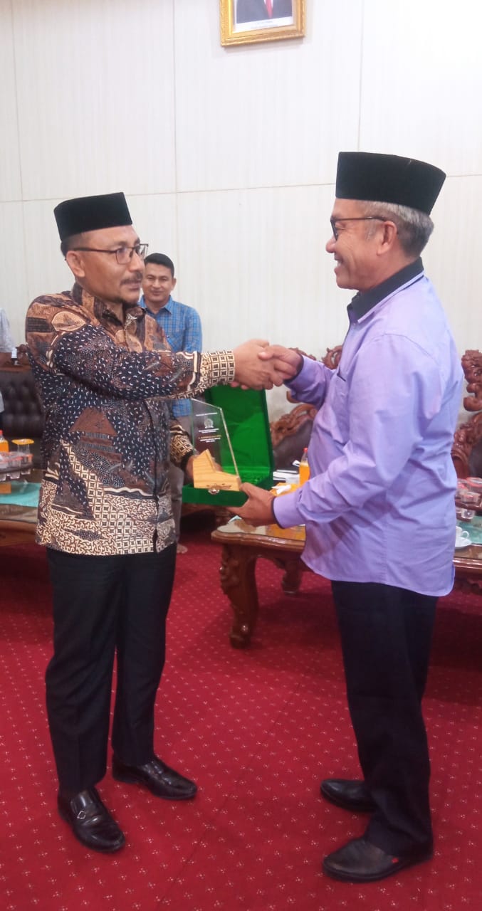 Ahmad Zaelani Sidik/berita sore Anggota Komite IV DPD RI, H. Sudirman menyerahkan plakat DPD RI kepada Penjabat Bupati Aceh Singkil, Drs. Azmi MAP, Minggu (23/7/2023) di pendopo Bupati setempat usai pelaksanaan reses.