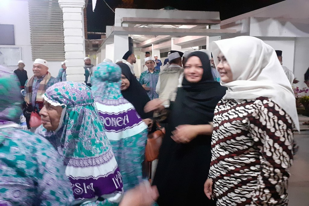 Teks foto: Wakil Bupati Atika Azmi Utammi Nasution memperlakukan jemaah haji seperti orangtua sendiri, saat di Medan atau di Masjid Agung Nur Ala Nur Panyabungan.