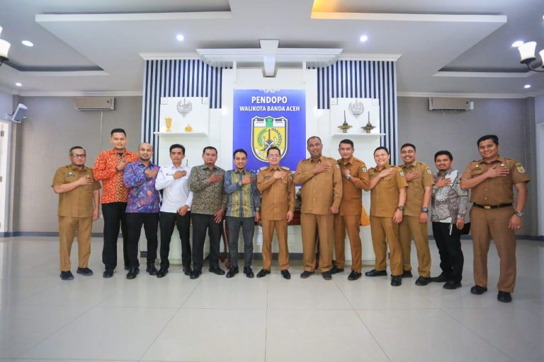 Teks foto: Pj.Wali Kota Banda Aceh Amiruddin menerima audensi Komisioner KIP Kota Banda Aceh periode 2023-2028 di Pendopo Wali Kota, Senin(24/07/23). (Foto: T.Mansursyah)