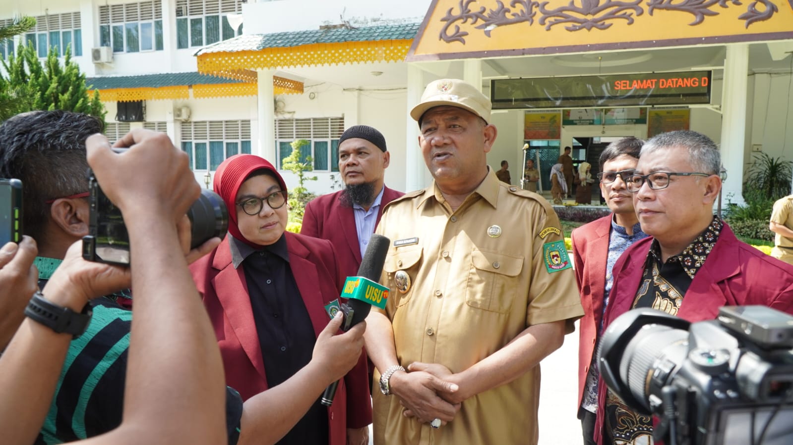 Teks Foto/Beritasore/ist Plt Bupati Langkat H.Syah Afandin SH memimpin Apel Pelepasan KKN Tematik Mahasiswa Universitas Islam Sumatera Utara (UISU),  di Halaman Kantor Bupati Langkat, Senin (24/7/2023). 