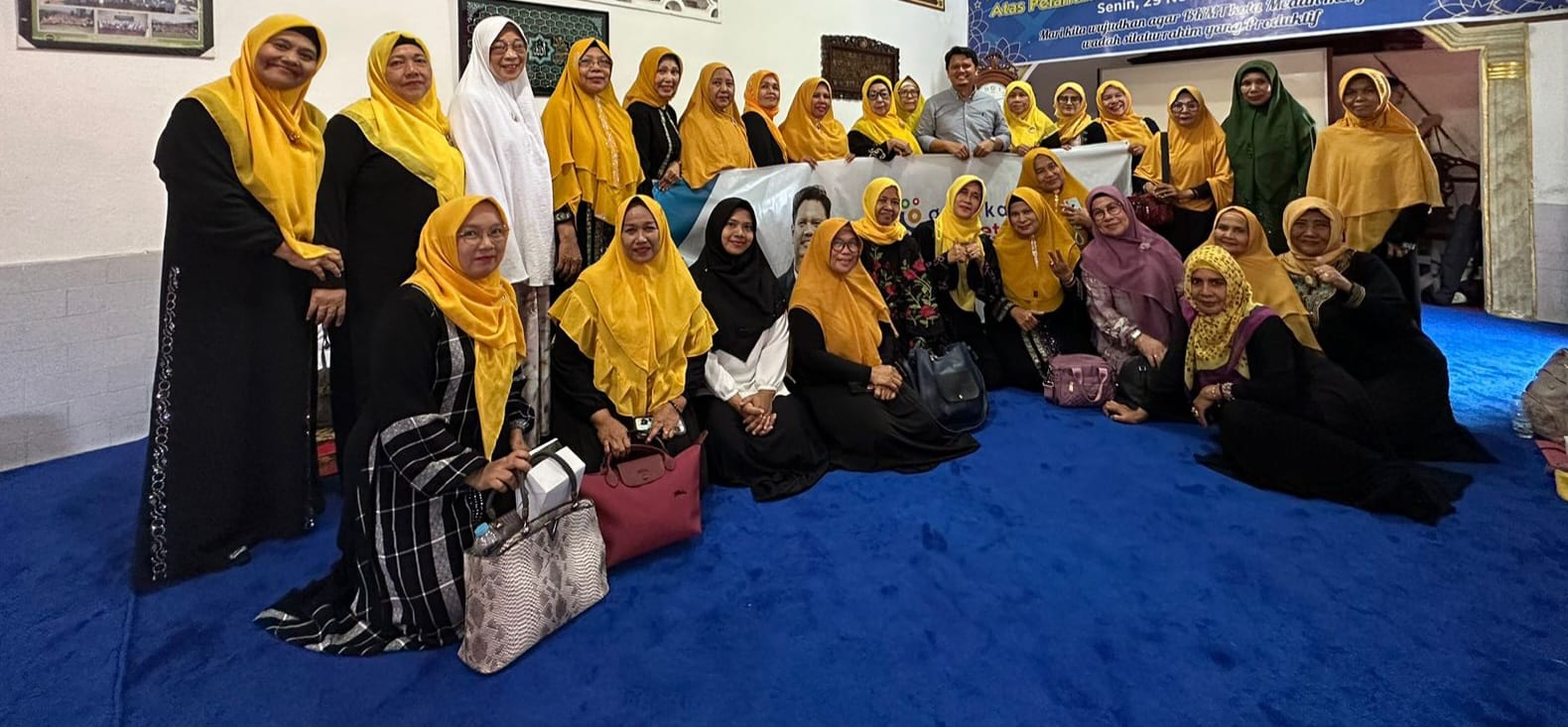 Berita Sore/Ist Prof Ridha Dharmajaya foto bersama dengan para pengurus BKMT Medan Kota di Jl. Pencak Kecamatan Medan Kota, Senin (24/7).