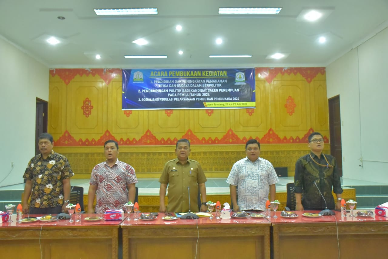 Teks Foto : Sekda Aceh Tamiang Drs. Asra bersama narasumber dalam acara Pendidikan dan Peningkatan Pemahaman Etika dan Budaya dalam Berpolitik.