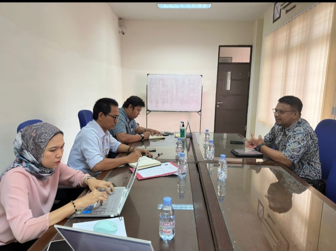 Berita Sore/ist Kepala Kanwil I KPPU Ridho Pamungkas (dua kiri) menggelar diskusi kelangkaan gas elpiji 3 kg dengan Pertamina di kantornya Rabu (26/7).