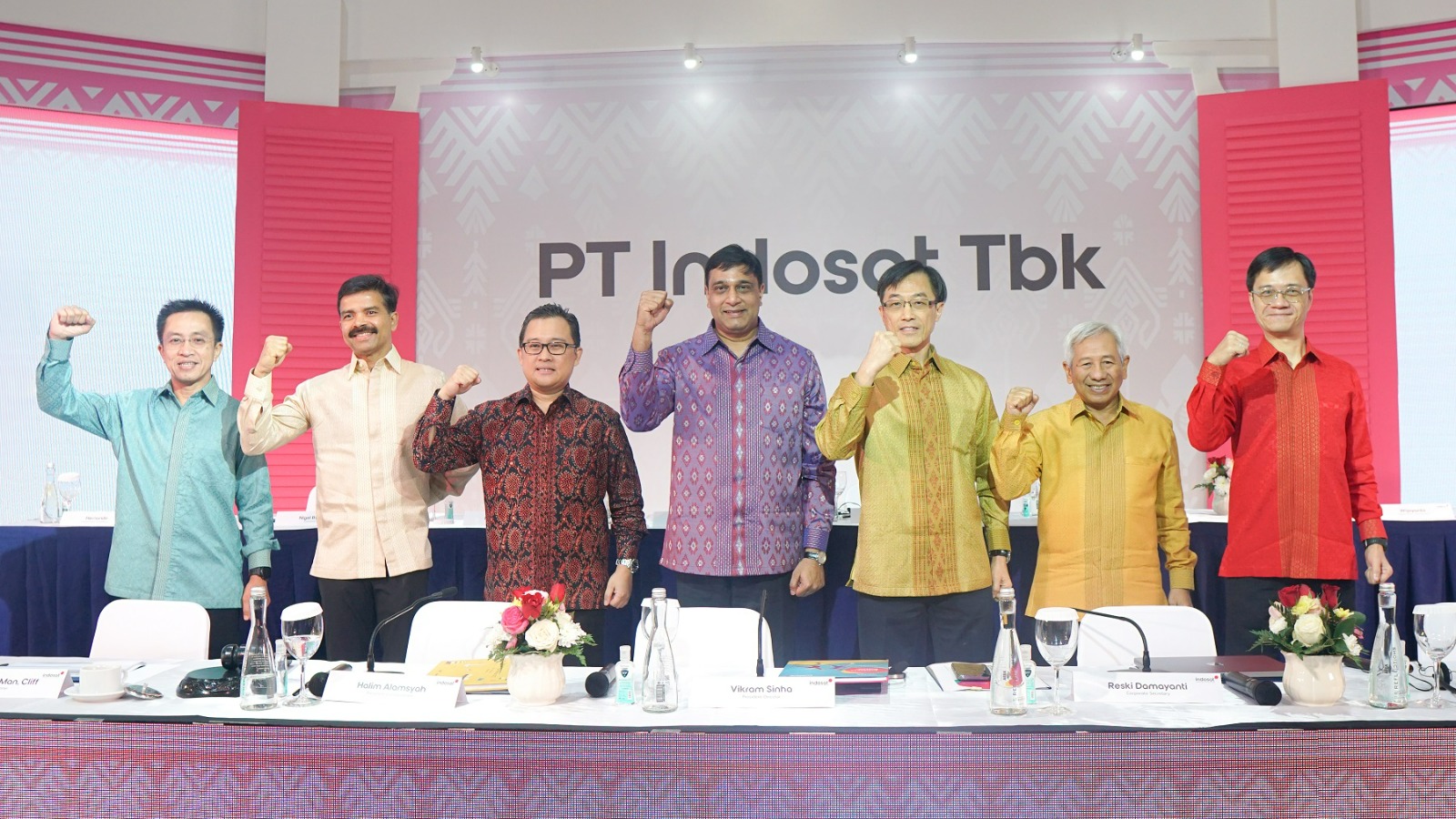 Berita Sore/ist President Director and CEO Indosat Ooredoo Hutchison, Vikram Sinha (tengah) pada pemaparan kinerja keuangan Industri di Jakarta Jumat (28/7).