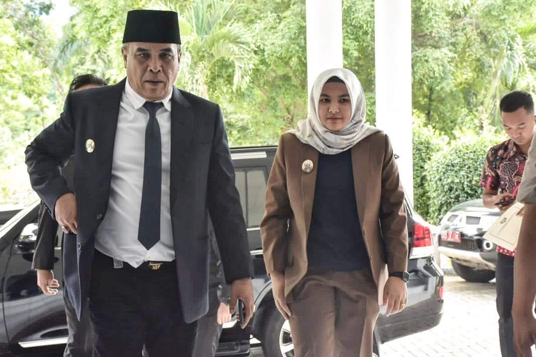 Teks fotoberitasore/Ist
Bupati Madina HM Jafar Sukhairi Nasution didampingi Wabup Madina Atika Azmi Utammi Nasution kepada wartawan, beberapa waktu lalu.