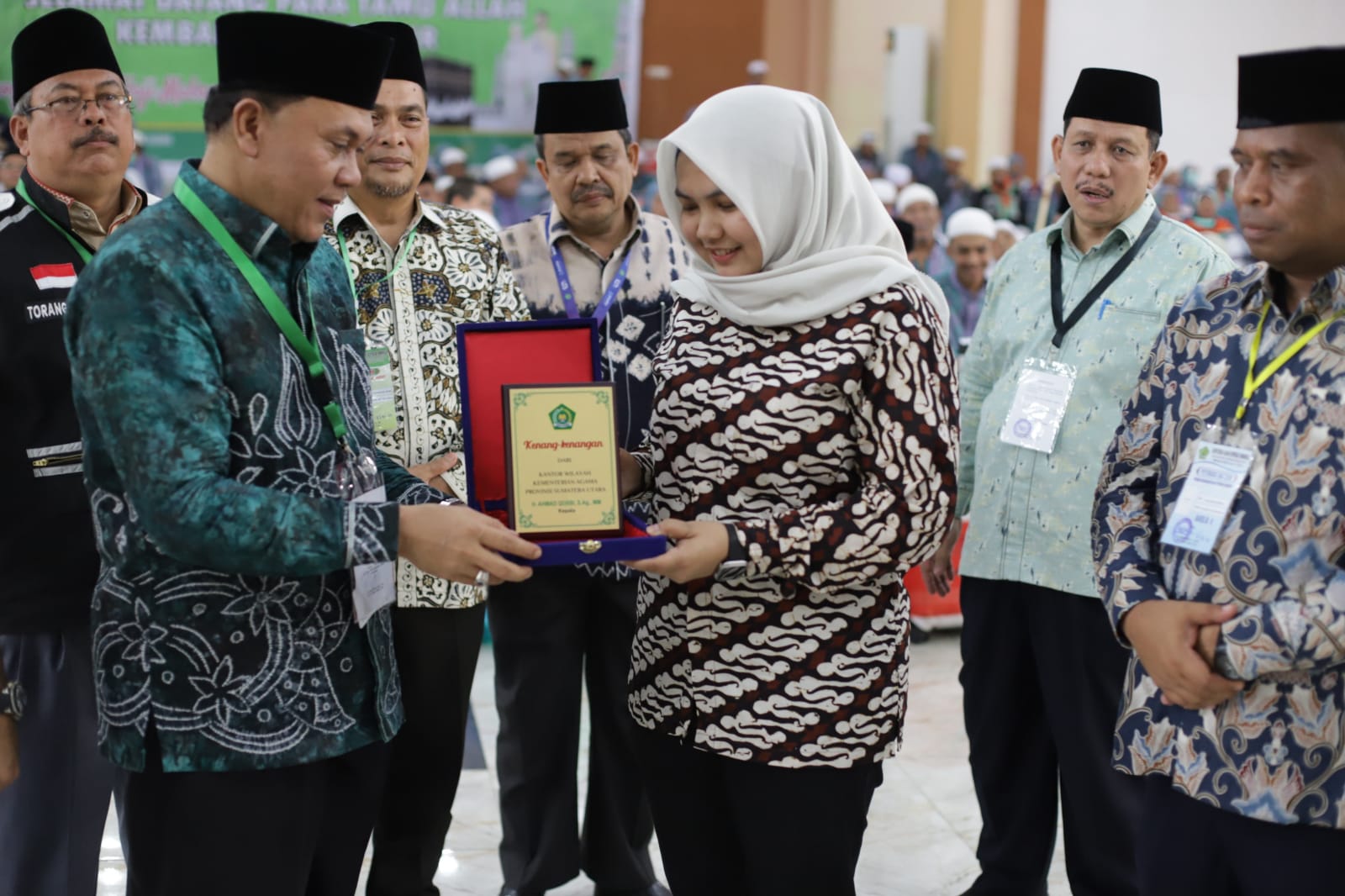 Teks fotoberitasore/Ist
Pemkab Madina menerima penghargaan dari Kakanwil Kementerian Agama (Kemenag) Sumatera Utara (Sumut) H. Ahmad Qosbi diterima Wakil Bupati Madina Atika Azmi Utammi Nasution.