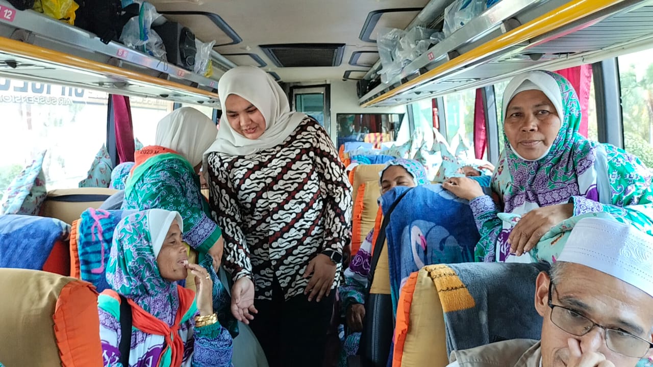 Teks foto Wakil Bupati Madina Atika Azmi Utammi Nasution mendampingi 151 jemaah haji Kloter 18 asal Madina sampai ke Madina.