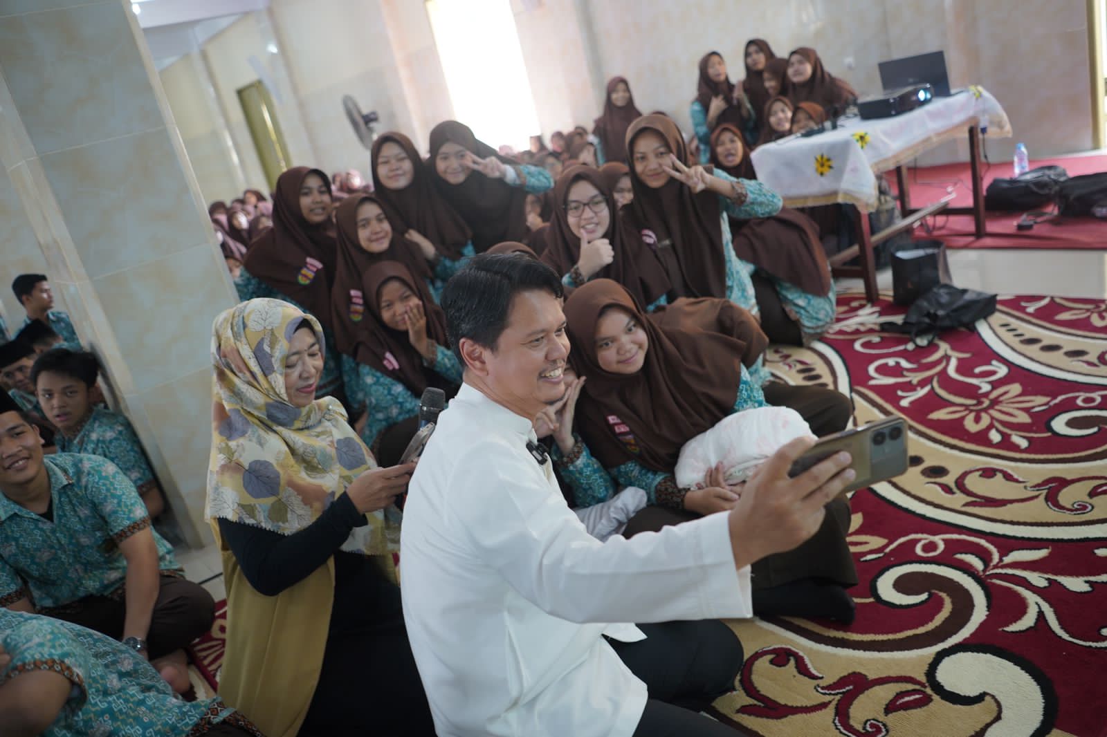 Berita Sore/Ist Prof Ridha Dharmajaya foto bersama dengan siswa-siswi SMP usai memberikan ceramah tentang dampak penggunaan gadget yang tidak sehat di salah satu sekolah di Medan.