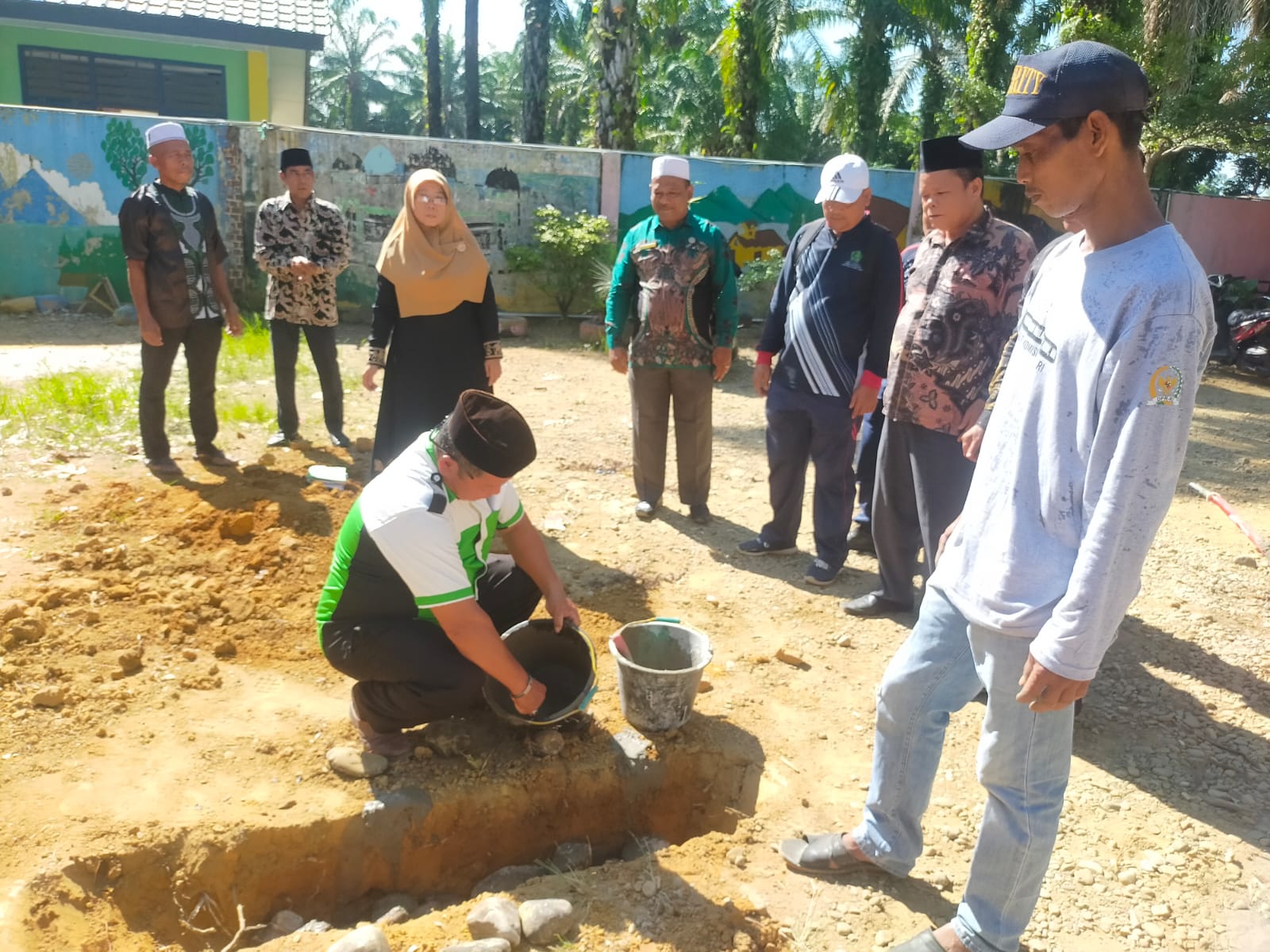 Keterangan foto: Pengurus Komite Madrasah Aliah Negeri 1 Padanglawas melakukan peletakan batu pertama pembangunan ruang kelas baru atas sumbangan partisipasi para orang tua siswa, Jumat (4/8)
