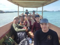 H Ahmad Azroi dan Muhammad Riva didampingi anggota MAA dan 4 Jurnalis Aceh Singkil, saat berlayar mengarungi lautan menuju Lokasi MTQ di PBB dengan armada speed boat. Foto: Ariefh.