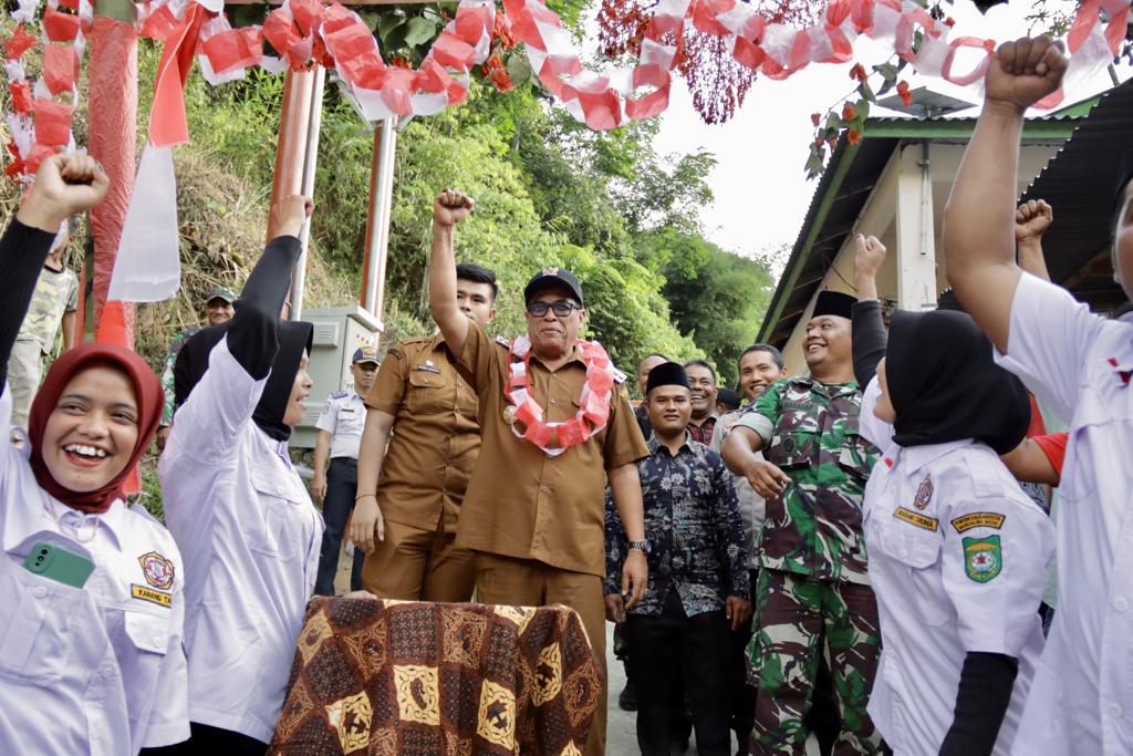 Teks foto Bupati Madina HM Jafar Sukhairi Nasution peresmian penggunaan aliran listrik PLN di Desa Sopobatu, Panyabungan, Madina.