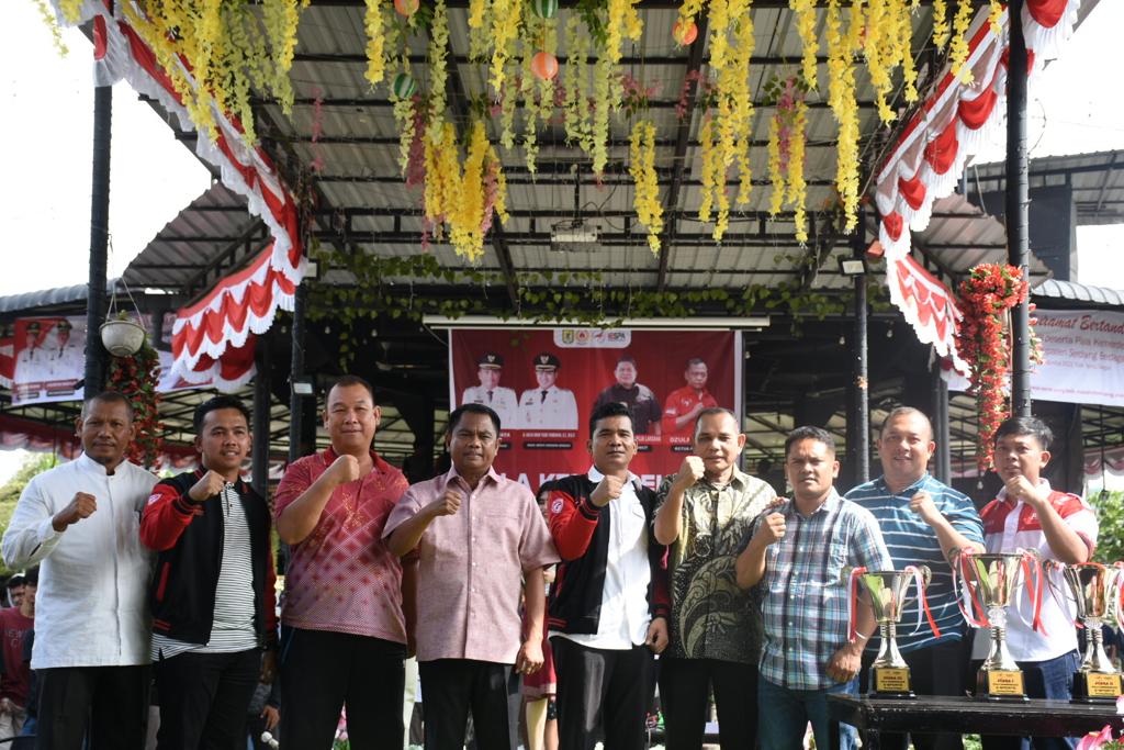 Teks foto:Bupati Sergai H Darma Wijaya,membuka secara resmi turnamen Electronik Sport dalam rangka memperebutkan Piala Kemerdekaan RI ke 78 di Titik Temu Perbaungan, Jumat, 18-08-2023.(Beritasore-Azwen)