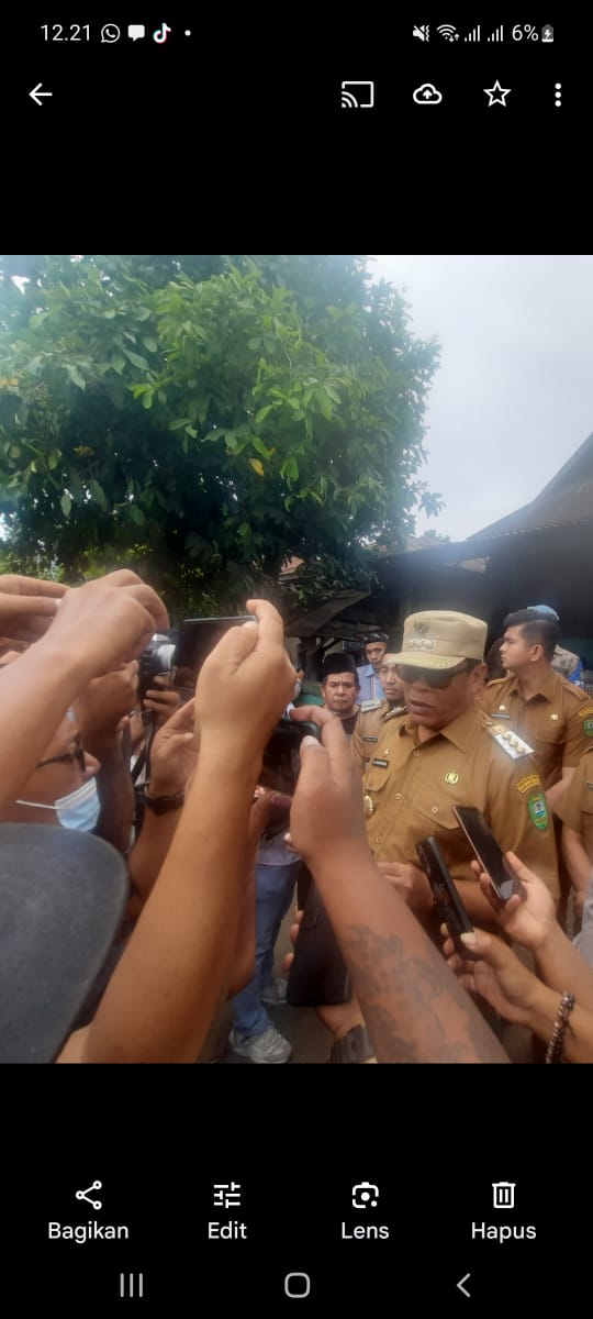 Teks foto Berita Sore/Irham H. Nasution Bupati Madina HM Jafar Sukhairi Nasution diwawancarai wartawan di Desa Mompangjulu, Pantabungan.
