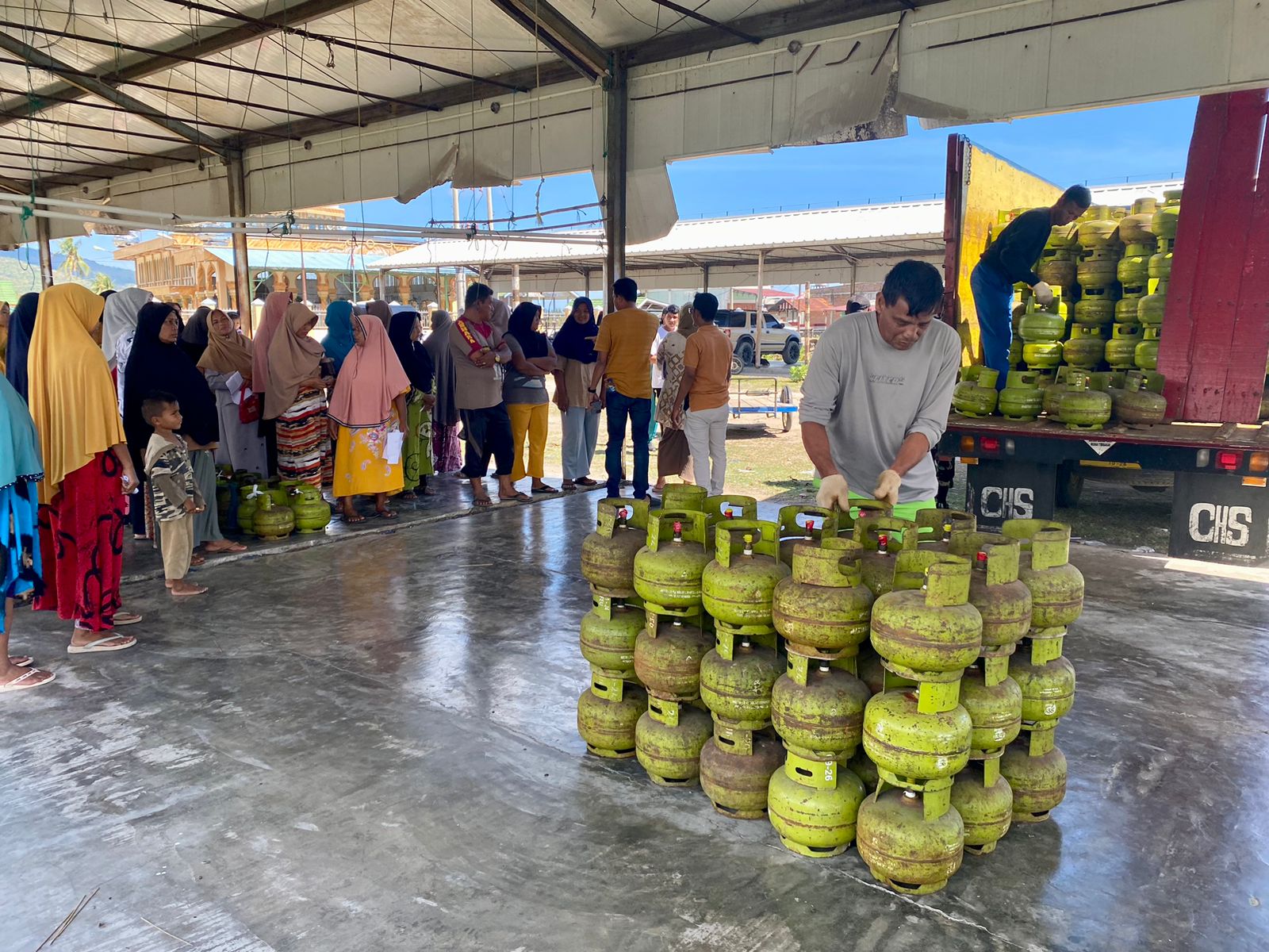 Warga sedang Antri Gas Elpiji 3 Kg Bersubsidi di Pasar Krueng Raya, Gampong Meunasah Keudee, Kec. Mesjid Raya, Selasa (22/8). (Foto:Zafrullah)