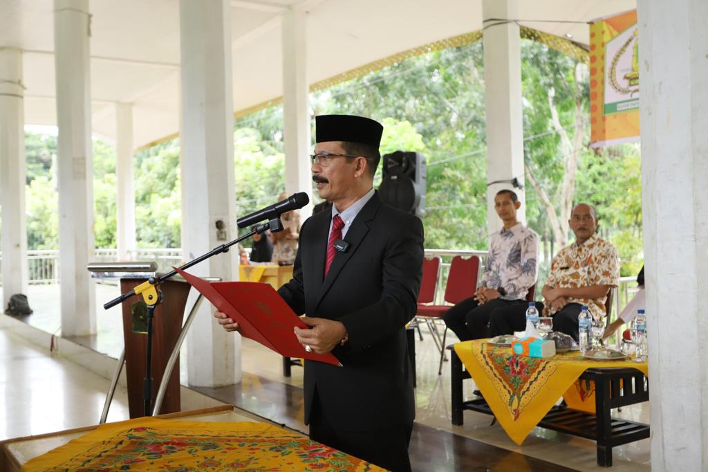 Teks foto : Penjabat (Pj) Bupati Aceh Tamiang, Dr. Drs. Meurah Budiman, SH, MH saat melantik 384 pejabat fungsional di lingkungan Setdakab Aceh Tamiang.