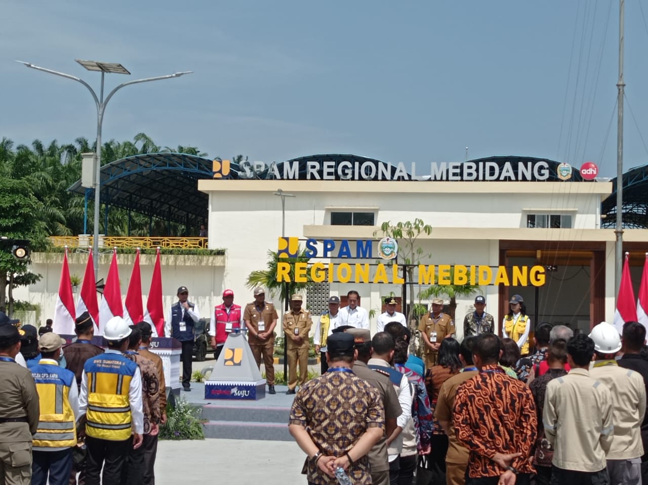 Teks Foto: Presiden Jokowi resmikan SPAM Regional Mebidang di Jalan Gunung Sibayak, Kelurahan Tanah Merah, Kecamatan Binjai Selatan, Jum'at (25/8). (Foto:R. Hamdani)