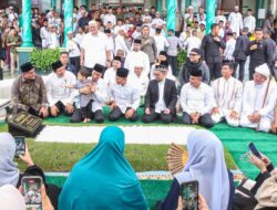 Jokowi, Adi Hidayat dan Ribuan Masyarakat Hadiri Haul H Anif