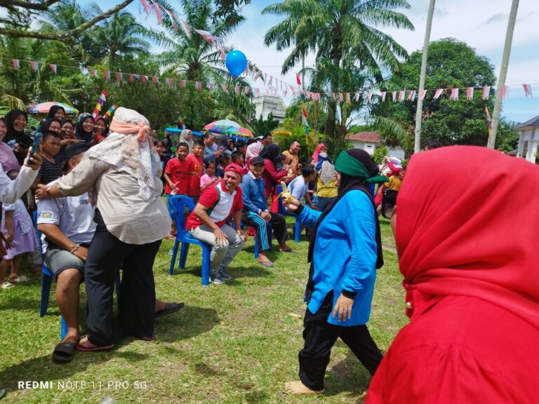 Gendong istri di Desa Rahuning meriahkan HUT Kemerdekaan RI. (Berita Sore/Paimin)