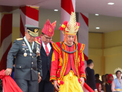 TeksWakil Gubernur Sumatera Utara Musa Rajekshah menakan Baju Adat Nias Selatan dalam upacara HUT RI ke-78, di Lapangan Astaka, Jalan William Iskandar, Deli Serdang, Kamis (17/8).