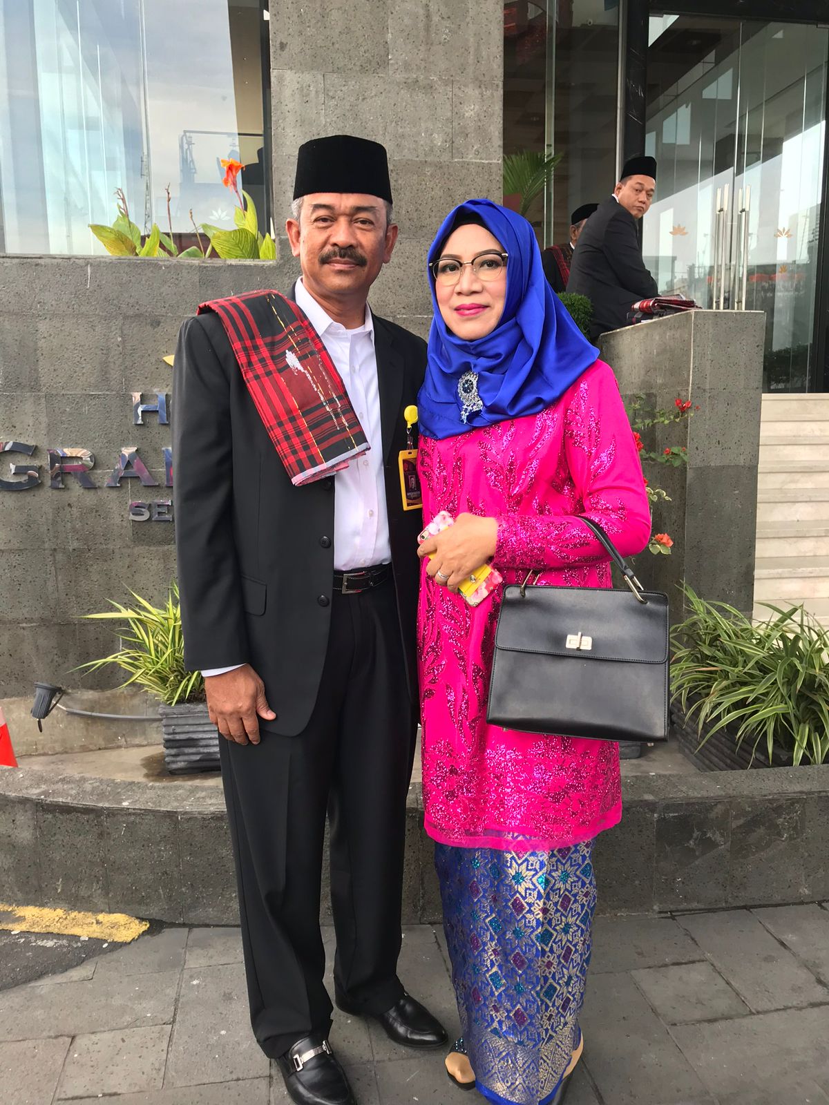Teks foto: H. Saipullah Nasution, SH, MM dan istri, sangat serasi, holong mangalap holong (sayang menjemput sayang).